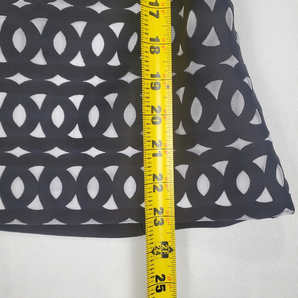 Calvin Klein Dressy Sleeveless Blouse with Tapered Waist Black / Gray Size Small - Picture 9 of 11